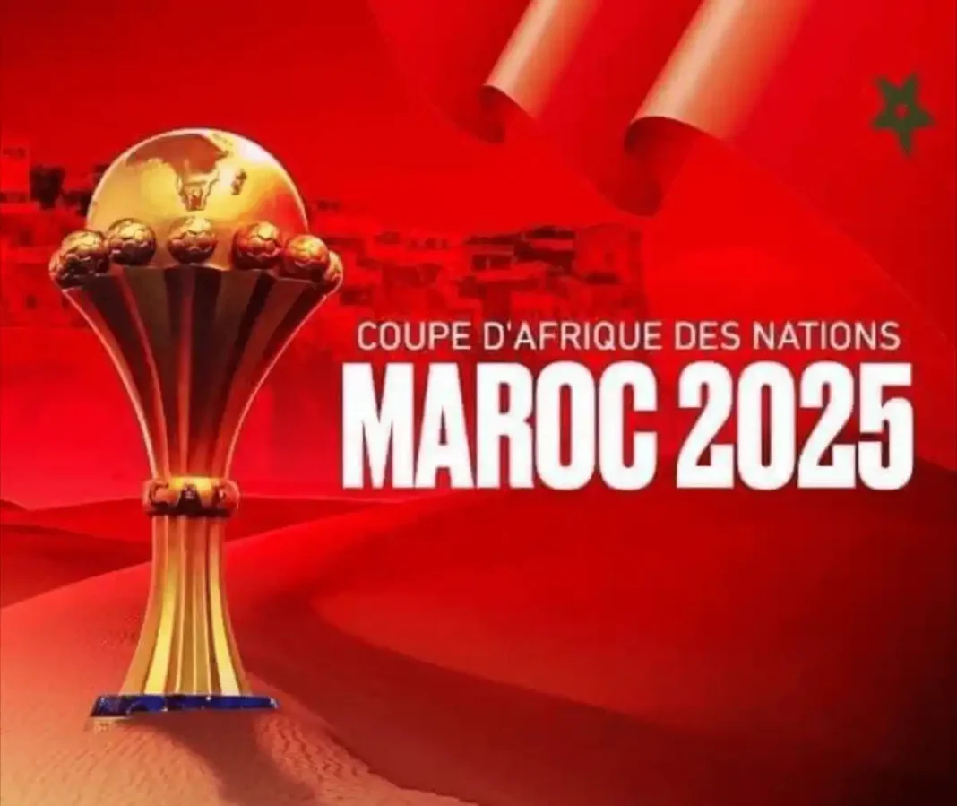 Report/CAN 2025 : Romain Molina foudroie le Maroc Trophée de la CAN 2025 avec fond rouge et drapeaux marocains.