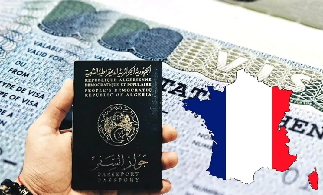 Durée de validité des visas France pour les Algériens : ces précisions à absolument connaitre Passeport et visa algérien avec carte de France en arrière-plan.