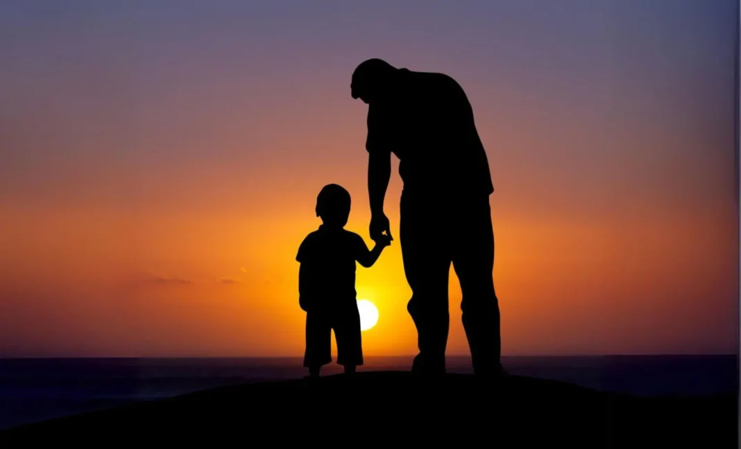 France : Un père s’enfuit en Algérie avec son fils. Il en paiera le prix fort que voici… Silhouette d'un père et son fils tenant la main au coucher du soleil.