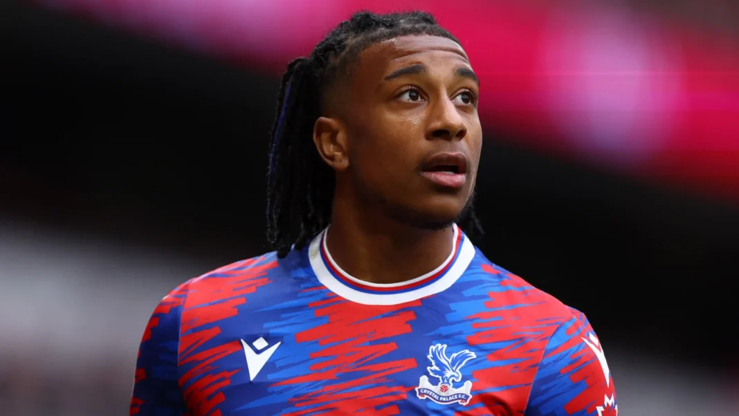 Manchester City cible le prodige français Michael Olise pour remplacer Riyad Mahrez Michael Olise en action lors d'un match de football avec Crystal Palace.
