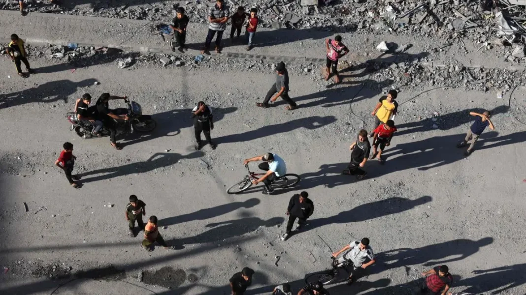 Gaza sous les bombes : silence diplomatique et cris d’alerte Civils déplacés et en détresse dans un paysage de guerre au Moyen-Orient.