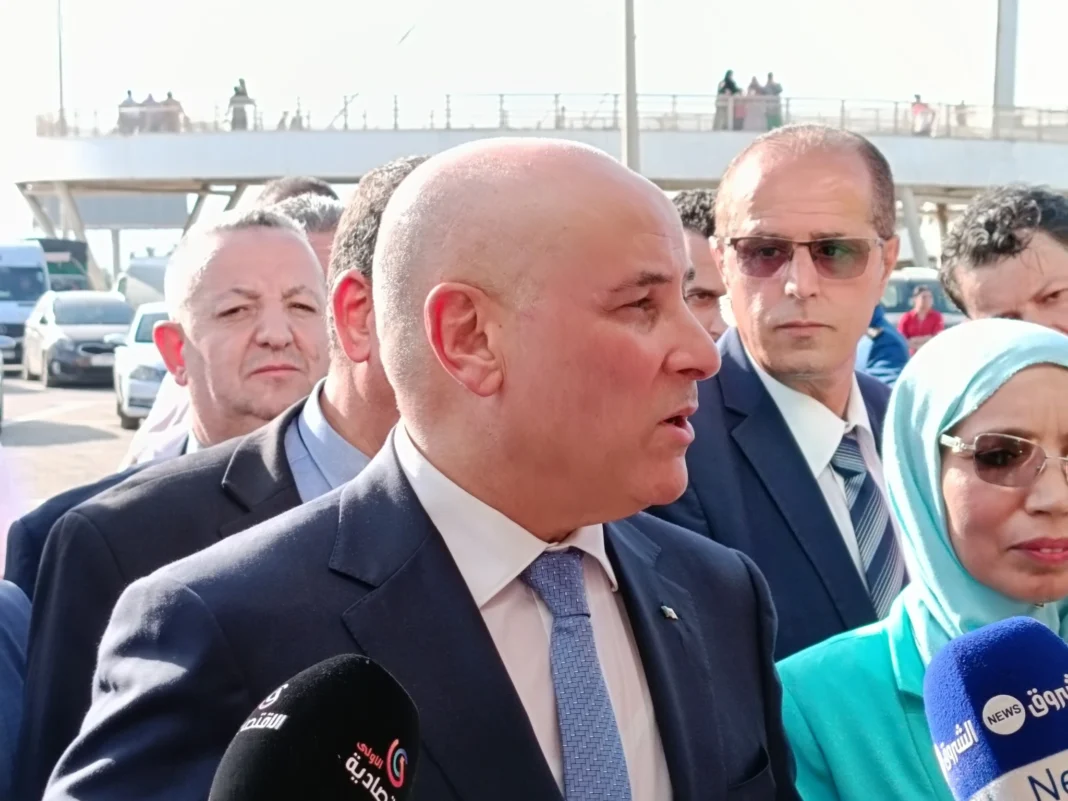 Tayeb Zitouni s'exprime lors d'une conférence avec plusieurs personnes.