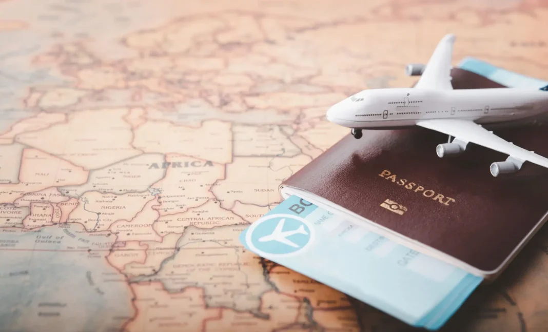 Voyage et documents de voyage Avion miniature, passeport et billet d'avion sur une carte du monde.
