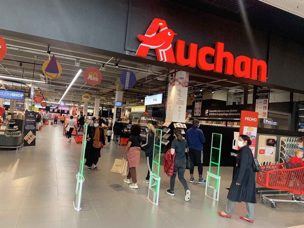Révélation Choc : Les Coulisses du Retard de l’Implantation d’Auchan en Algérie enfin Dévoilées ! Entrée du magasin Auchan avec clients et caddies en Algérie.