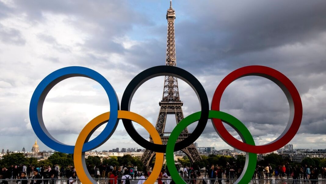 L’Été 2024 : Des Défis Attendus dans les Ports et Aéroports Français en Raison des Jeux Olympiques Les anneaux olympiques devant la Tour Eiffel à Paris.