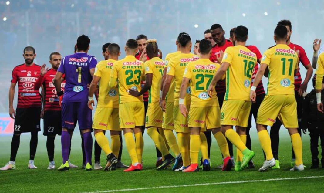 Match JSK contre CRB en Coupe d'Algérie Équipes de football JSK et CRB lors d'un match de coupe d'Algérie.