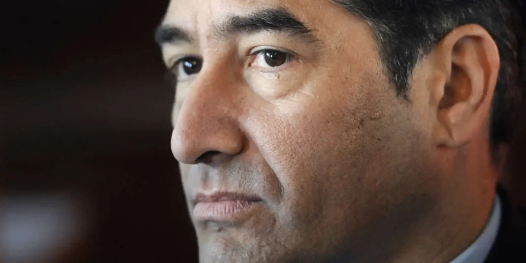 Karim Zéribi critique la discrimination envers les musulmans en France Portrait de Karim Zéribi, acteur clé du Conseil Mondial de la Diaspora Algérienne.