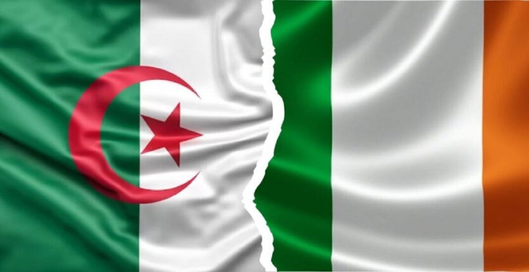 L’Irlande élargit la liste des pays sûrs avec l’ajout de l’Algérie et du Botswana Drapeaux de l'Algérie et de l'Irlande côte à côte, symbolisant la relation diplomatique.
