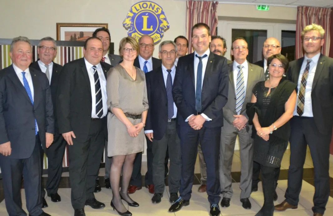 Lions Clubs d’Algérie : campagne contre la catarct Membres des Lions Clubs d’Algérie lors d'une réunion à Djanet.