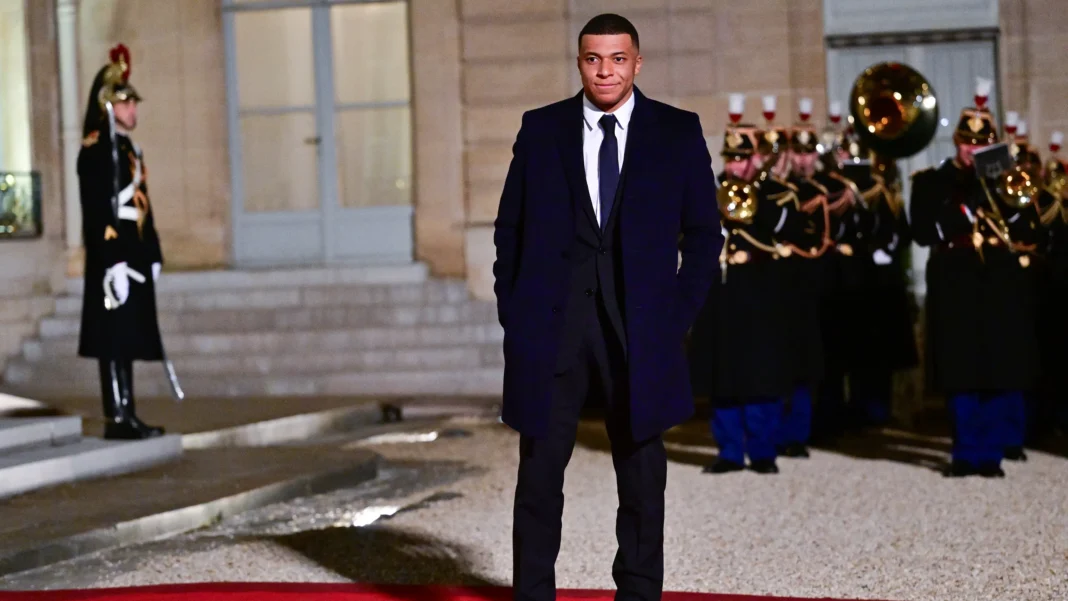 Macron rencontre Kylian Mbappe lors d'une cérémonie officielle.