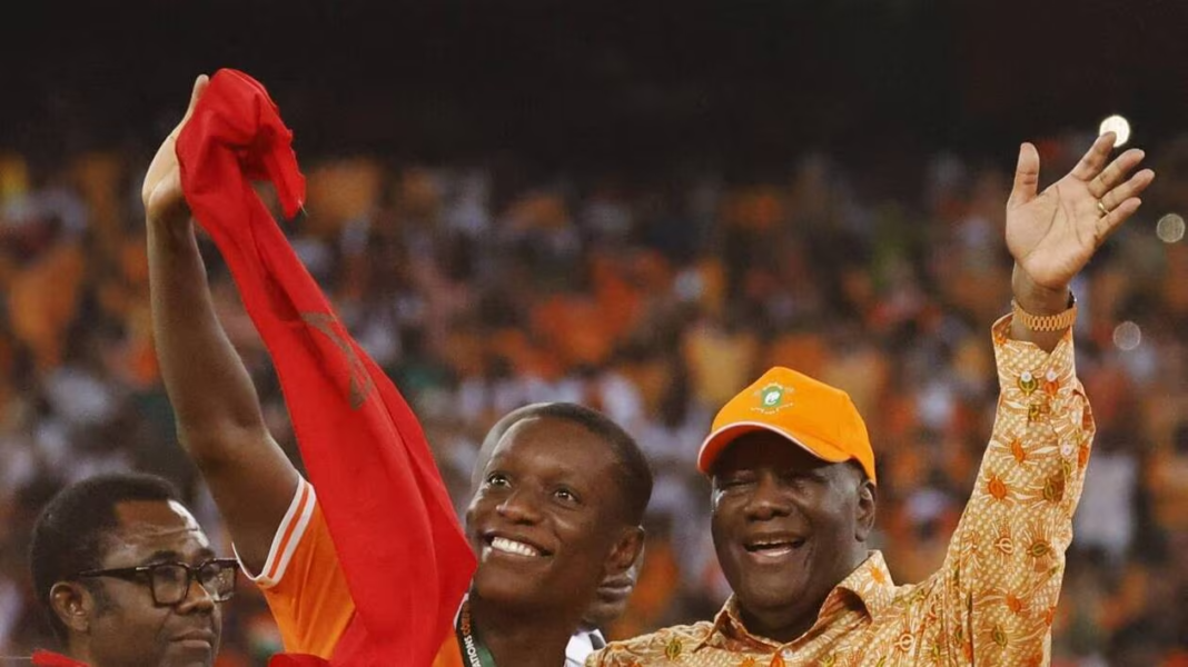 CAN 2024 : La Côte d’Ivoire témoigne sa reconnaissance au Maroc après son sacre Joueur ivoirien célébrant la victoire avec un drapeau rouge.
