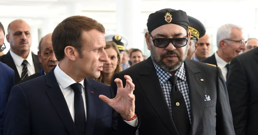 France vs Maroc : Vers une Nouvelle Ère de Collaboration Diplomatique Deux hommes en discussion lors d'une rencontre diplomatique officielle.