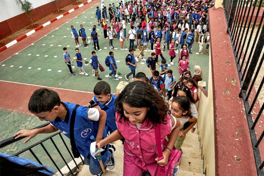 Rentrée scolaire en Algérie : pourquoi les classes débordent encore ? Enfants entrant à l'école lors de la rentrée scolaire 2024-2025.