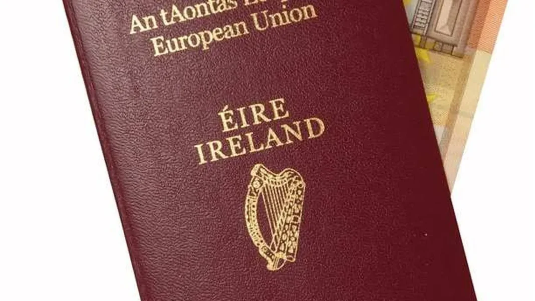 Passeport irlandais pour l'Union Européenne Passeport irlandais avec symbole de l'harpe irlandaise.