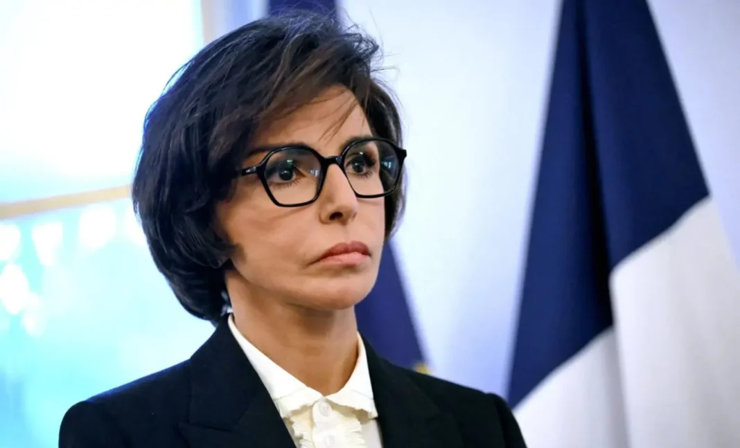 Rachida Dati portant des lunettes et un costume noir.