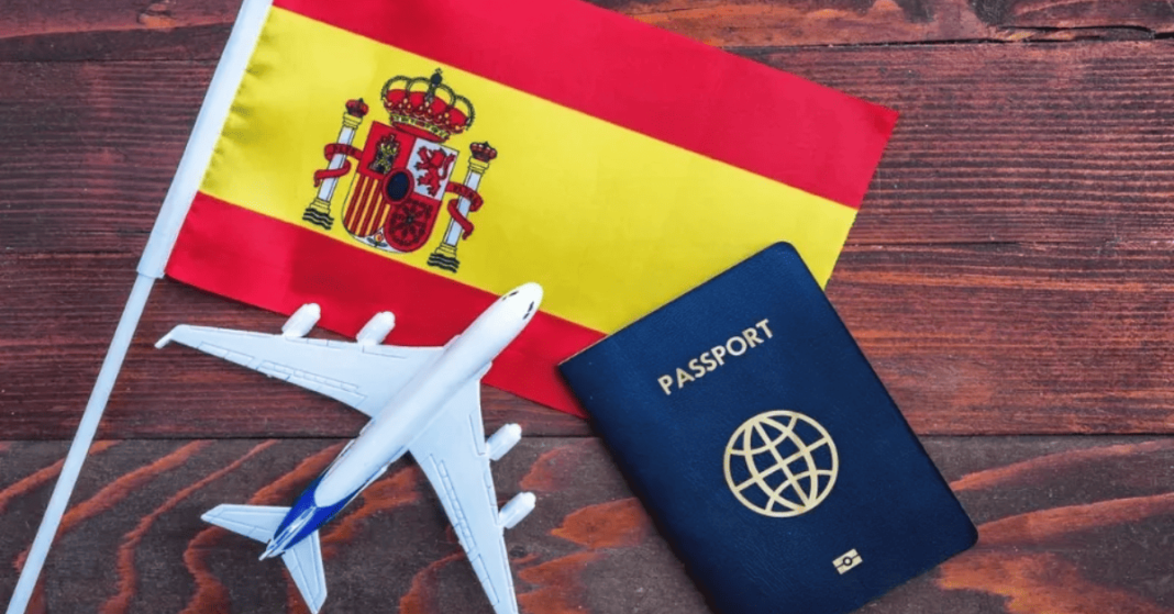 Visas pour l’Espagne : Simplifiez vos démarches pour les Algériens Drapeau espagnol, avion en plastique et passeport sur bois.