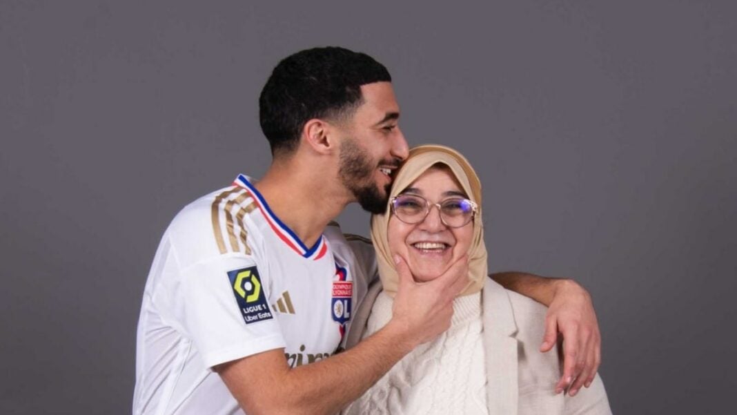 Saïd Benrahma accueillie par l’OL : Tout pour la mama… Saïd Benrahma souriant avec une femme lors d'un événement sportif.