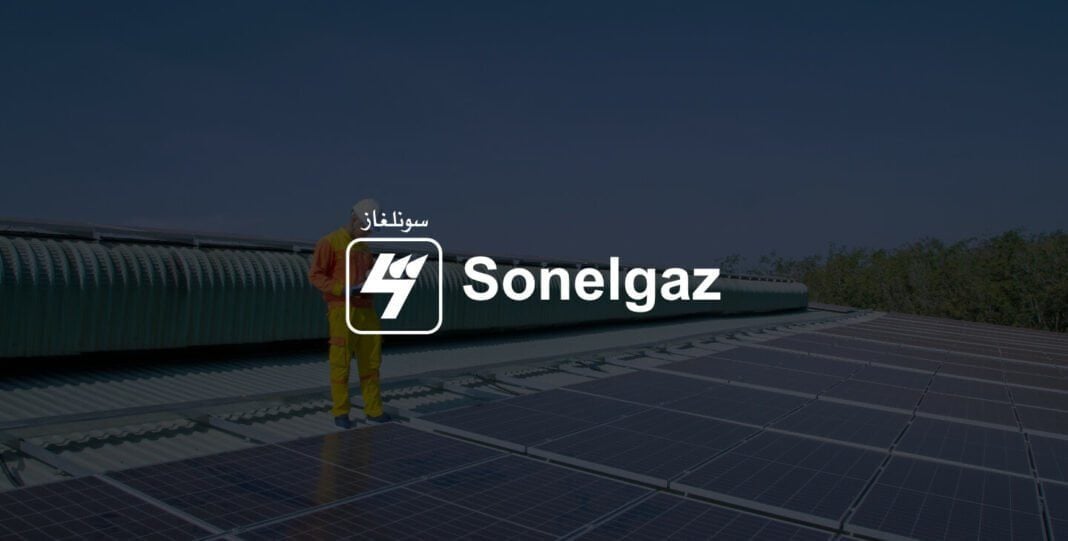Sonelgaz : hausse d’exportations en 2024 ! Technicien sur une installation solaire de Sonelgaz en Algérie.