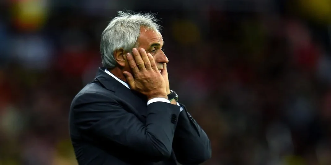 Vahid Halilhodzic confie au sujet d’une probable prise des rênes de l’EN Vahid Halilhodzic, entraîneur, en pleine réflexion lors d'un match.