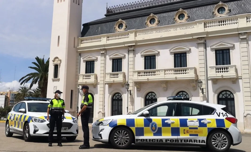 Police à Valence en Espagne Deux policiers en uniforme discutent devant une voiture de police à Valence.