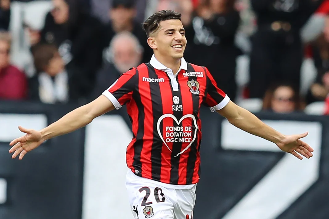 Youcef Atal quitte l’OGC Nice pour Adana Demirspor : Une nouvelle ère commence pour le talentueux international algérien Youcef Atal joueur algérien en maillot de football lors d'un match.