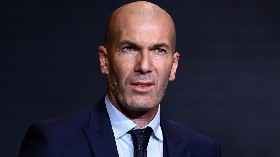 Zidane en Algérie, homme en costume, expression sérieuse.