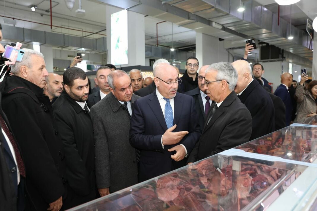 Algérie : Le ministre du commerce déclare la guerre aux hausses abusives des prix des viandes importées Ministre du commerce en discussion avec des vendeurs de viande importée.