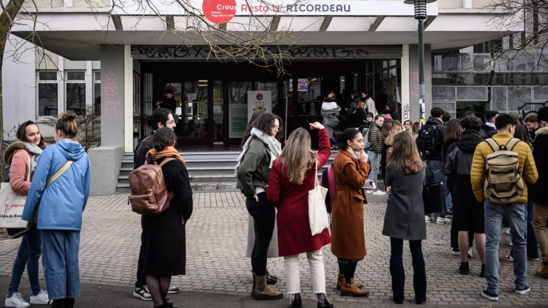 Loi immigration en France : Ce que les étudiants étrangers doivent savoir Groupe d'étudiants devant un bâtiment universitaire en France.
