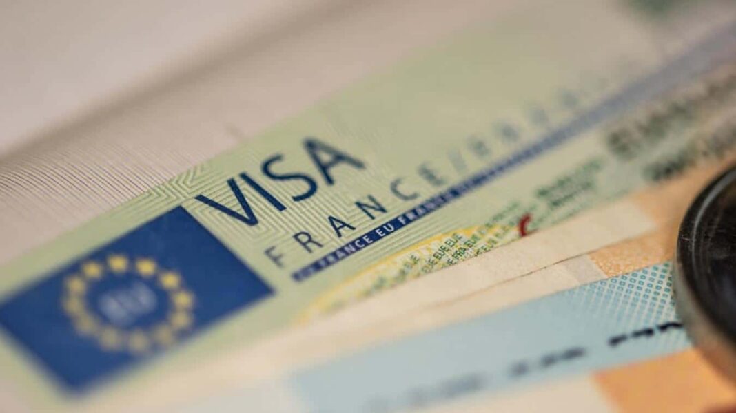 Visa en 2023 : Rejet de plus de 500 000 demandes par la France Visa français avec drapeau européen, rejet de demandes en 2023.