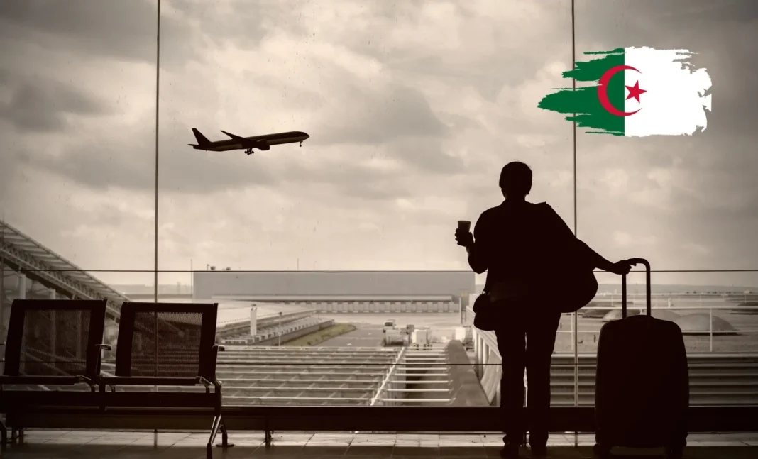 Témoignage poignant : le calvaire des passagers du vol Air Algérie 383 bloqués à Médine Passager avec valise regardant un avion en vol à l'aéroport.
