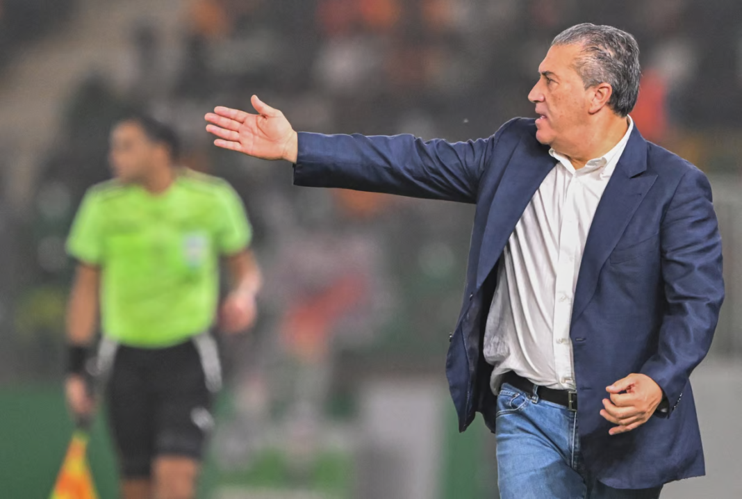 José Peseiro envisage de prendre les rênes de l’équipe algérienne José Peseiro donne des instructions sur le terrain de football.