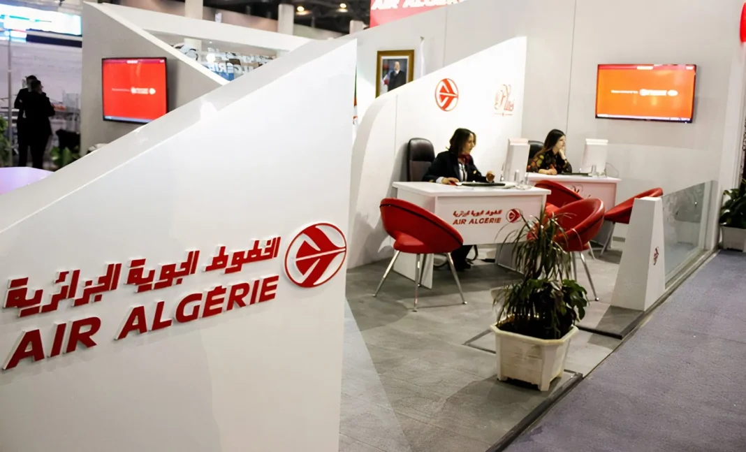 Espace d'accueil Air Algérie avec personnel et affichages.