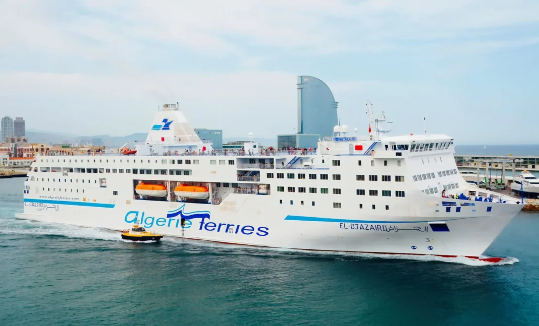 Algérie Ferries : Chaos estival et nouveaux changements de programme pour août 2024 Ferry Algérie Ferries en mer avec la ville d'Alger en arrière-plan.