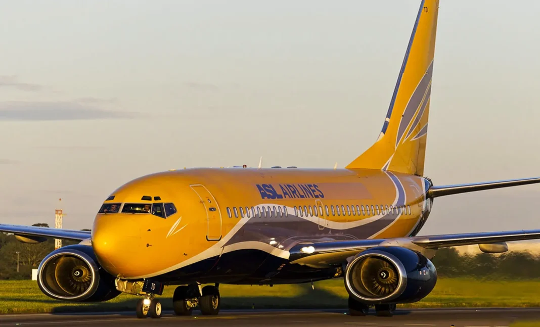 Envolez-vous vers l’Algérie avec ASL Airlines : Découvrez un Été d’Opportunités et de Flexibilité Avion jaune d'ASL Airlines prêt à décoller ou atterrir.