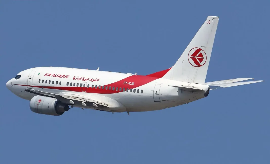 Air Algérie : ouverture d’ une nouvelle ligne vers l’Europe Avion Air Algérie avec logo rouge en vol dans le ciel bleu.