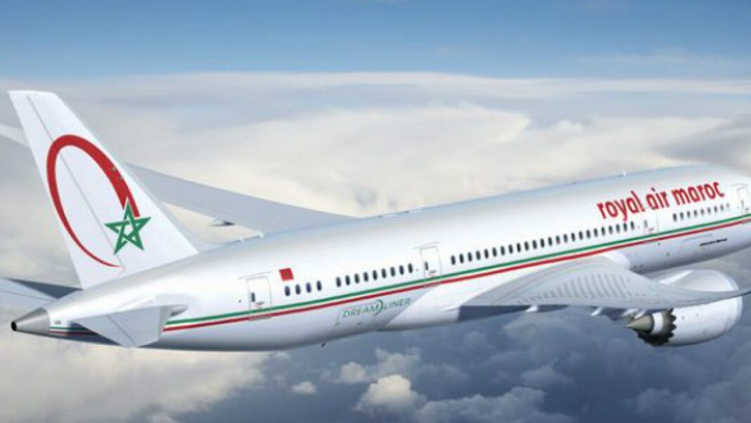 Avion Royal Air Maroc survolant les nuages en plein ciel.