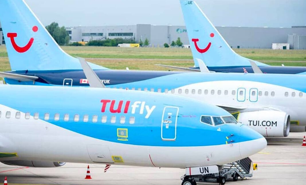 Envolez-vous vers l’Algérie avec TUI Fly : Découvrez la Nouvelle Ligne Triangulaire Belgique-Algérie dès Avril 2024 Avions TUI Fly stationnés à l'aéroport avec logo souriant.