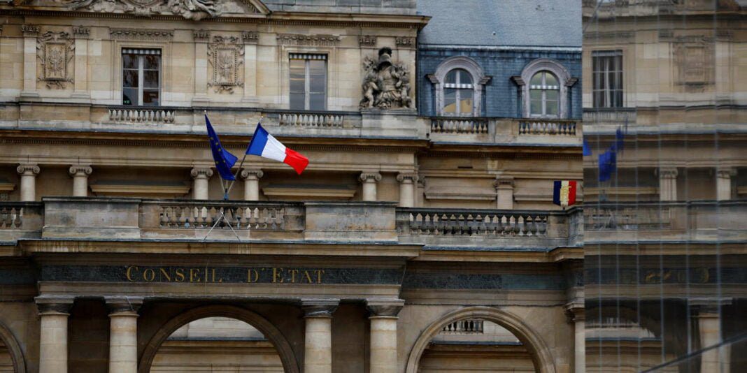 La France annule les refus d’entrée pour les sans-papiers : un tournant dans sa politique migratoire Le Conseil d'État français avec drapeaux français et européens.
