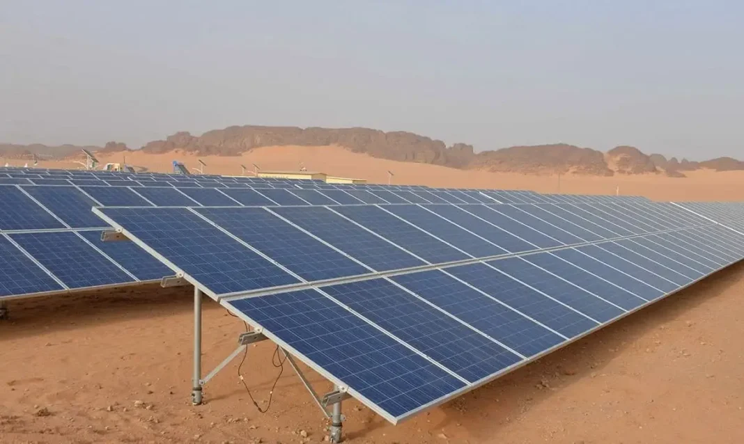 Panneaux solaires dans un village algérien alimenté à 100% par énergie solaire.