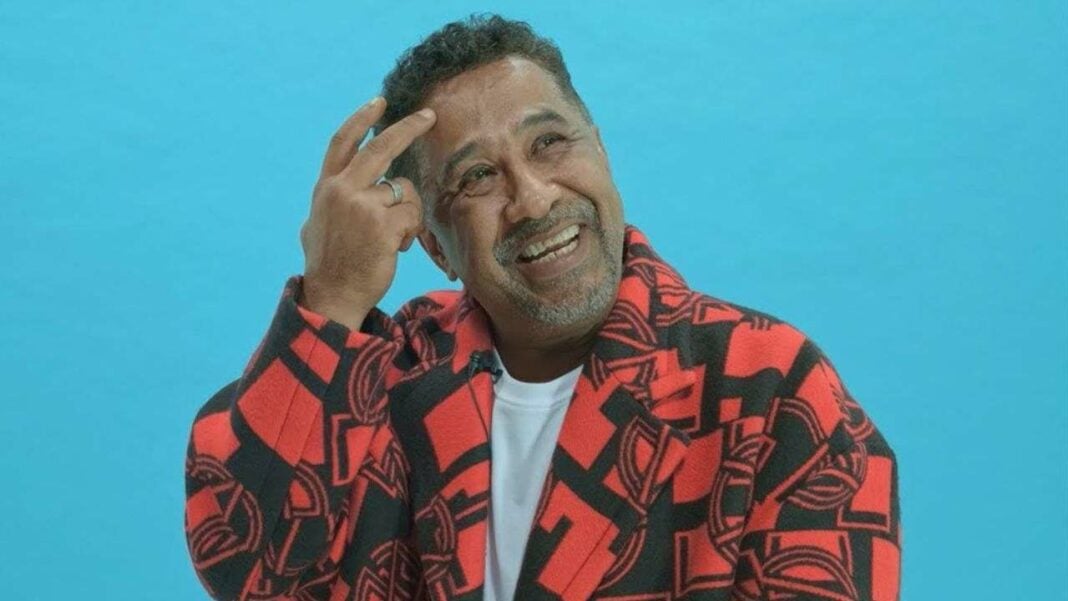 Cheb Khaled : un moyen pour Mohammed VI de renouer avec les Algériens Cheb Khaled souriant, portant un blazer rouge et noir.