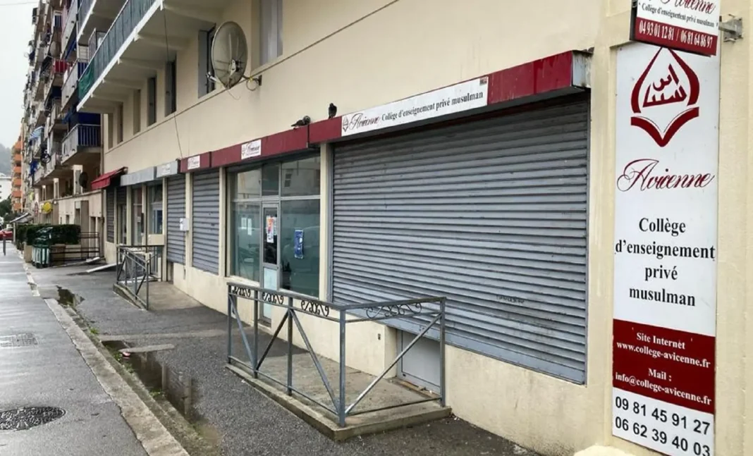 Collège musulman fermé avec volets roulants baissés en France.