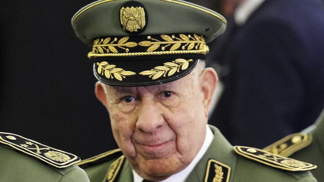 Général algérien en uniforme militaire Général en uniforme militaire lors d'une cérémonie officielle.