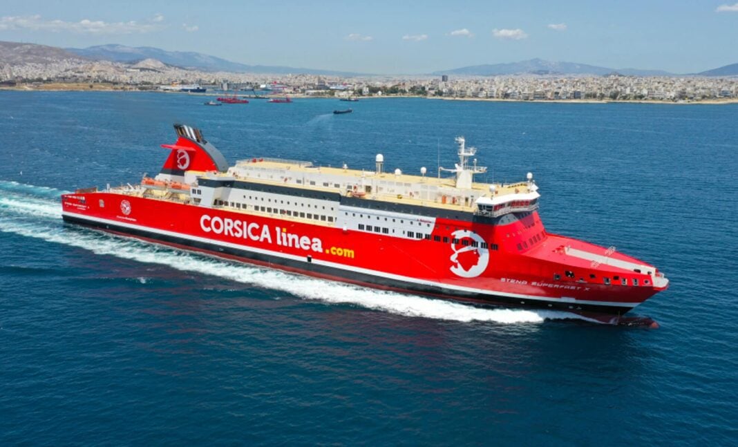 Ferry Corsica Linea en mer Ferry Corsica Linea naviguant en Méditerranée avec vue sur la côte.