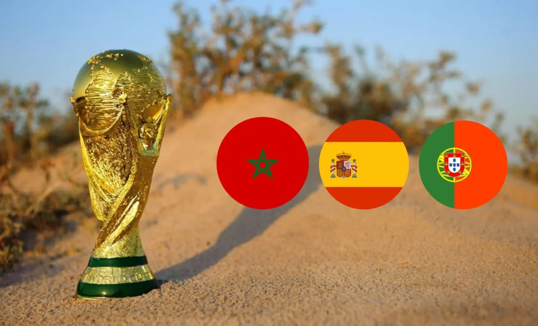 Coupe du Monde 2030 : Le Maroc reçoit une très bonne nouvelle Trophée de la Coupe du Monde avec drapeaux du Maroc, Espagne et Portugal.
