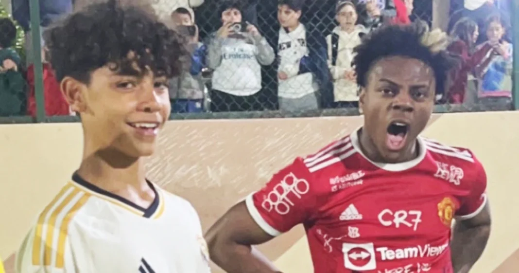 Incroyable! Le fils de Cristiano Ronaldo donne une leçon de foot à un célèbre Youtubeur Jeunes joueurs de football en compétition lors d'un match.