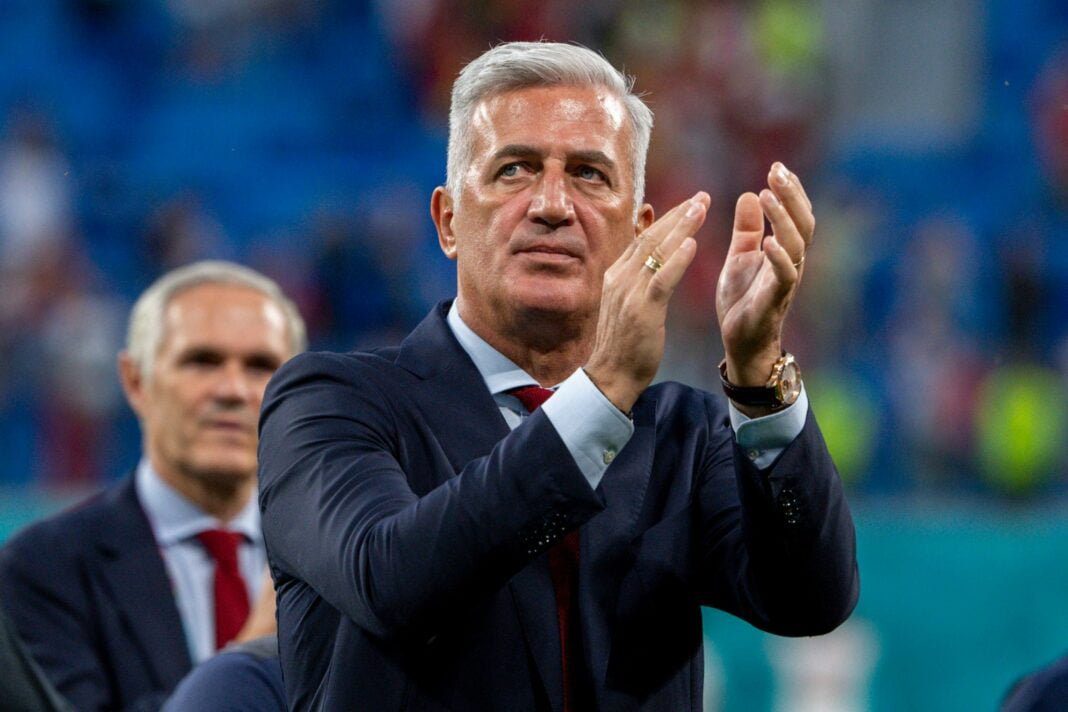 Vladimir Petkovic en tant que sélectionneur Vladimir Petkovic lors d'une conférence de presse ou d'un événement sportif.