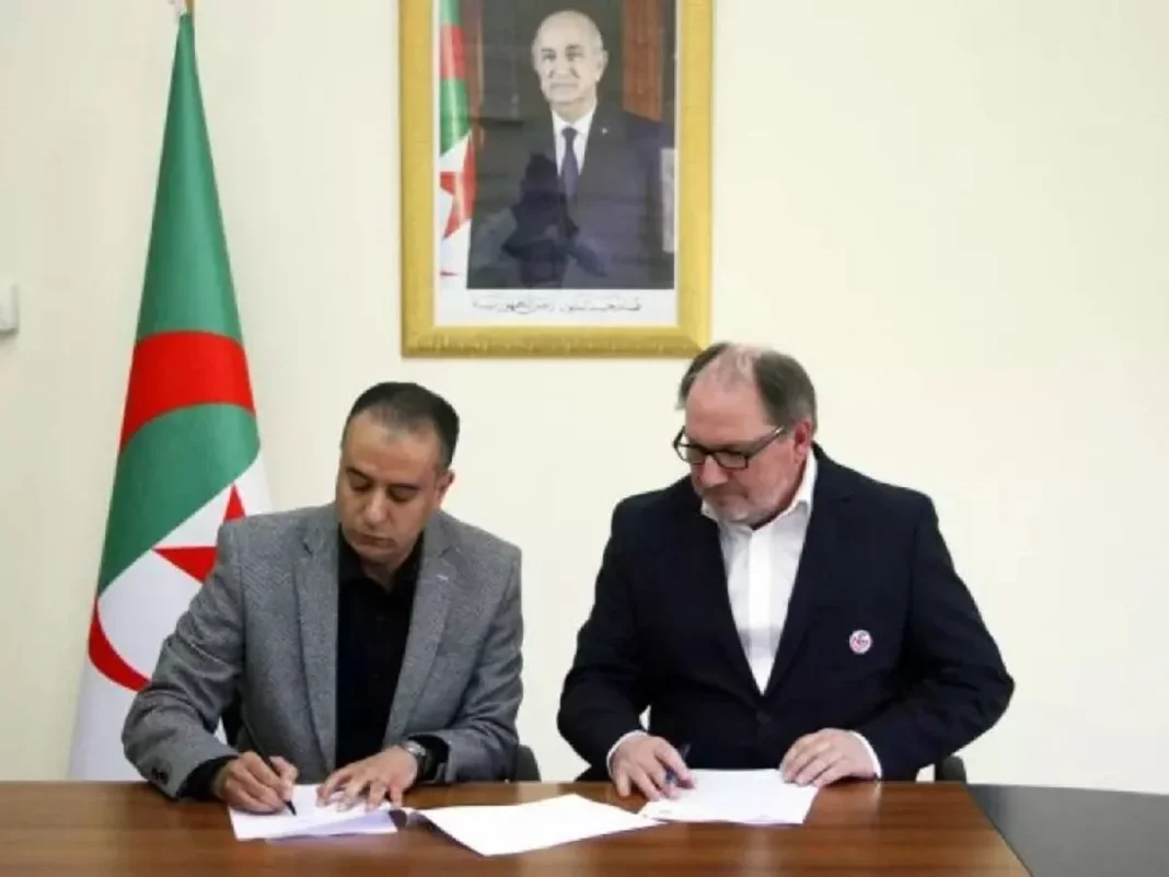 La FAF et la Fédération norvégienne de football s’engagent pour le développement du football féminin Deux hommes signent un document lors d'une réunion officielle.