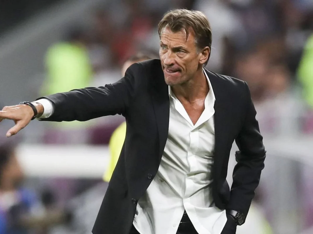 Hervé Renard, entraîneur, donne des instructions sur le terrain.