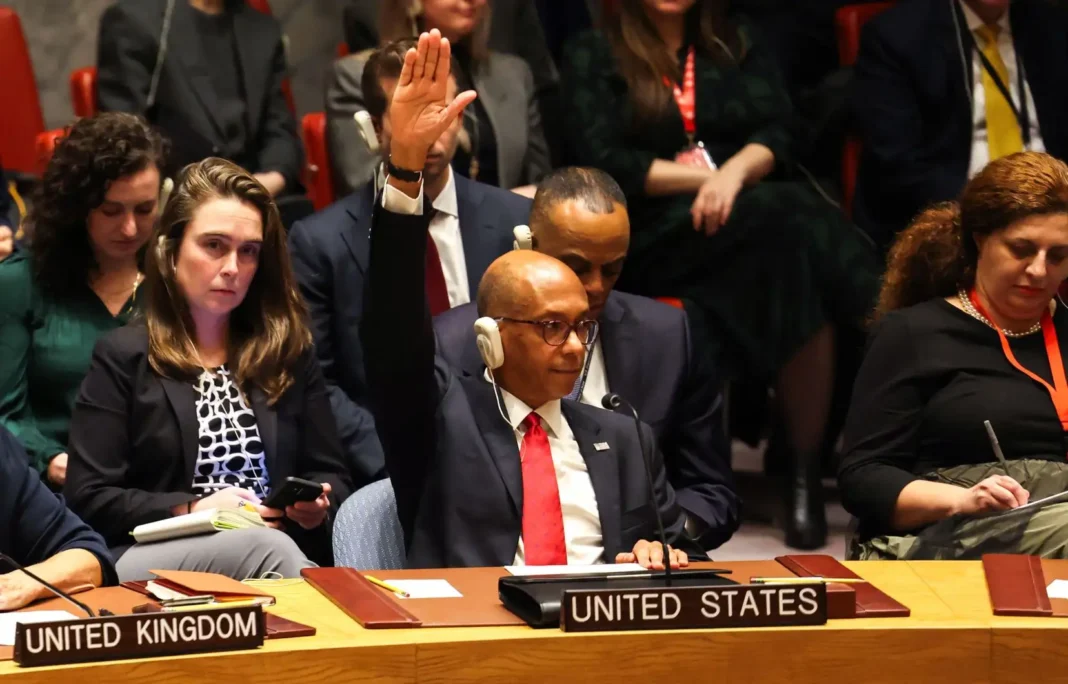 Agissons pour la paix : Pourquoi les États-Unis bloquent-ils la résolution de l’Algérie pour un cessez-le-feu à Gaza ? Représentant américain levant la main lors d'une réunion de l'ONU sur Gaza.