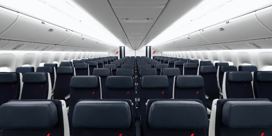 Intérieur d'une cabine d'avion Air France avec sièges confortables.
